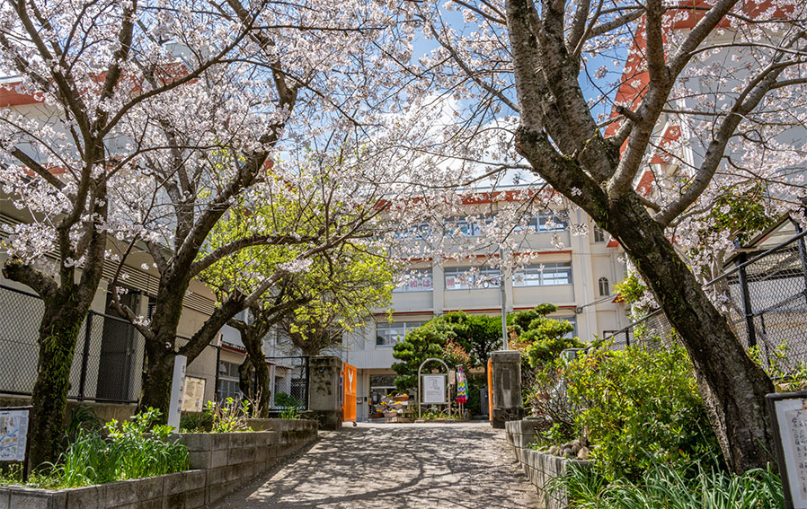 ファーネスト城山レジデンス 城山小学校まで徒歩1分とお子様の通学も安心