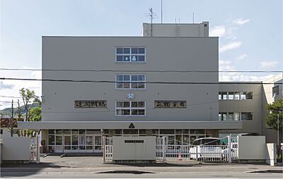 札幌市立向陵中学校 約410m（徒歩6分）