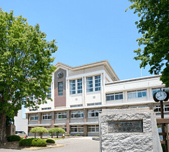 県立松山東高等学校 (徒歩5分)
