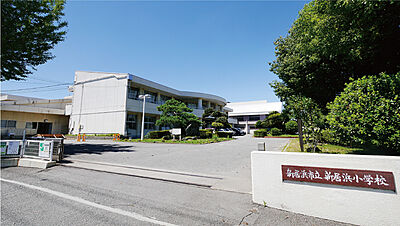 新居浜小学校 約430m(徒歩6分)