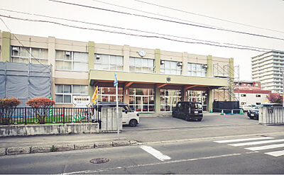 札幌市立日新小学校 約270m（徒歩4分）