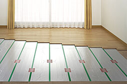 [ガス温水式床暖房システム] リビング・ダイニングには、足元から部屋全体を温めるガス温水式床暖房を採用しました。床暖房は室内に燃焼させるものがないので定期的な換気も不要で、お子様やお年寄りの方にも安心です。※参考写真