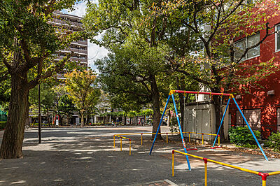 諏訪公園 約430m（徒歩6分）