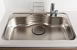 [低騒音シンク] 水はねや食器の落下などの音を軽減できるシンクを採用。ワイドシンク仕様で大きめの鍋などもゆったり洗えます。