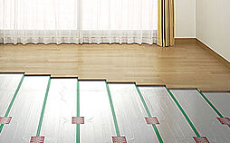 [TES温水式床暖房] リビング・ダイニングの一部には、足元から部屋全体を暖め、ホコリを舞い上げにくいTES温水式床暖房システムを採用しています。※1Kは除く。※参考写真