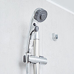 [3WAY シャワーヘッド] 手元のボタンで水の出し止めが可能な節水型。3種類の水流の切り替えが可能です。