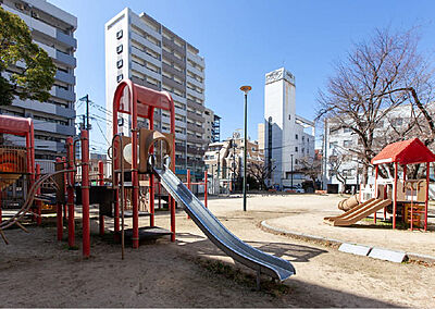 大手町第三公園 約120m(徒歩2分)