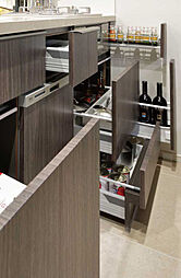 [フルスライド収納] キッチンカウンターの下には、スライド式で出し入れがしやすく、大容量で機能的なフルスライド収納を採用しています。