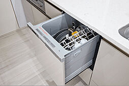 [食器洗い乾燥機] キッチンには食器洗浄乾燥機を標準装備。除菌洗浄、除菌乾燥で食器をすっきり清潔に洗い上げます。