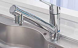 [浄水器一体型水栓] レバー操作ひとつで原水と浄水の切り替えがワンタッチ。シャワーヘッドを引き出せるので、シンクの掃除にも便利です。