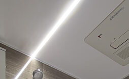 [フラットラインLED照明（白色）] 天井面にフラットに収まり、浴室内を隅々まで照らすライン状のLED照明を採用しました。