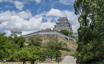 姫路城 約880m(徒歩11分)