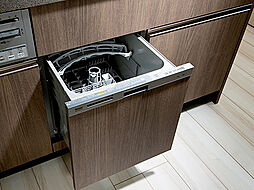 [食器洗い乾燥機] 邪魔にならないキッチン天板下に食器洗い乾燥機を標準装備。通常の手洗いよりも節水効果が期待できます。※Cタイプのみ