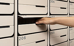 [防犯仕様（メールボックス）] メールボックスは、プライバシーに配慮し、差込口から郵便物を取りだしにくい防犯性の高い製品を採用しています。