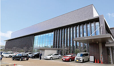 県立図書館 約610m（徒歩8分）