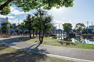 中央公園 約430m(徒歩6分)