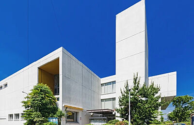 四日市市立図書館 約580m（徒歩8分）
