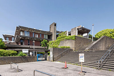 県立中央図書館 約960m（徒歩12分）
