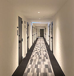 [内廊下完成予想図] ホテルライクな内廊下設計。共用部の廊下を建物内に設けた内廊下設計を採用。雨や風の影響を受けずに快適に暮らせることはもちろん、プライバシーも保たれる優雅な空間となります。