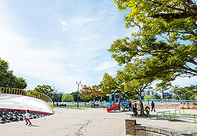 大濠公園 約750m（徒歩10分）