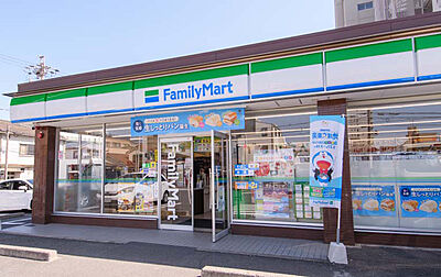 ファミリーマート鳥見町二丁目店 (徒歩2分）
