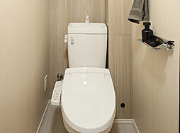 [ユニットトイレ] トイレ内の清掃性が向上するように傷や汚れに強い壁仕上げ材を用いています