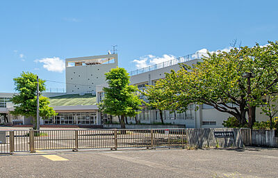 市立並木中学校 東敷地約320m、西敷地約260m(徒歩4分)