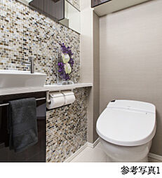 [タンクレストイレ] 広がりのある空間を演出するタンクレストイレを採用。温水シャワーが快適に使え着座センサーによりノンタッチで便器の自動洗浄も行なう先進の機能付き