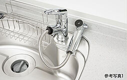 [シングルレバーシャワー水栓] レバー操作ひとつで水量、温度調節可能なシングルレバー水栓を設置。シャワーヘッドを引き出せるので、シンクの掃除などにも便利です。※カートリッジ交換費用は別途お客様のご負担となります。