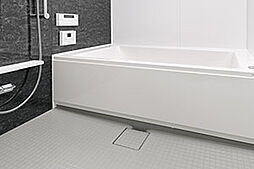 [低床型ユニットバス] 浴槽へのまたぎ高を約450㎜に抑え、出入口の段差も極力解消した、低床設計のユニットバスを採用しました。さらに、壁には手すりを設置。浴槽のふちが広いので入浴時に腰掛けて入れます。
