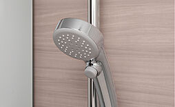 [エアインクリックシャワー] シャワーの手元のボタンで一時止水できるワンストップ機能付。水をこまめに止める事ができ、節水になります。また、水に空気を取り込むことでeco性能と大粒シャワーの浴び心...