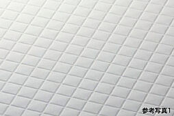 [モザイクパターンフロア] バスルームの床には汚れを含んだ水溜りの形成を防ぐモザイクパターンフロアを採用。すばやく乾燥し、汚れ残りも少なくなります。