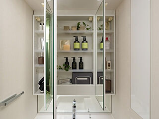 ザ・四条烏丸レジデンス 三面鏡洗面化粧台（手元照明付）