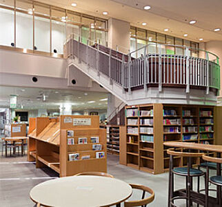 草加市中央図書館 約810m(徒歩11分)