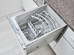 [スライド式ビルトイン食洗機] ビルトインタイプの食器洗い乾燥機を標準装備。手洗いに比べて節水能力が高く、エコにも配慮しています。※A・D・E・Fタイプ