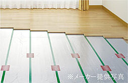 [TES温水式床暖房] リビング・ダイニングの床には、埃などを舞い上げずにお部屋全体を温める、床暖房を設置しました。