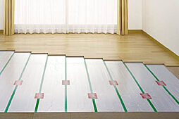 [ガス温水床暖房] リビング・ダイニングの床には、お部屋全体を温める床暖房を設置しました。※メーカー提供写真