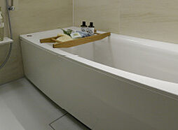[保温浴槽] 浴槽を発泡ポリスチレン断熱材で包み込み、快適温度を長時間キープ。冷めにくく、沸かし直しが減らせます。