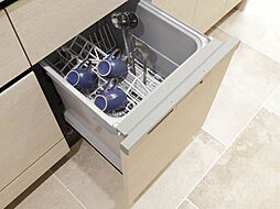 [食器洗い乾燥機] シンク下に設置することで水ダレを抑制。節水性と機能性に優れた仕様。