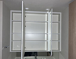 [裏面収納付三面鏡] 棚の高さを調整し収納できる裏面収納付三面鏡