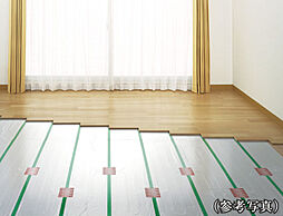 [TES温水式床暖房] 東京ガスの温水式の床暖房システムを採用。足元から室内全体を優しく温めます。