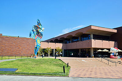 福岡市美術館 約1,380m(徒歩18分)