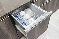 [食器洗い乾燥機
] 食器の出し入れがしやすいスライドオープン式です。手洗いに比べ節水効果が高く、食器の洗浄から乾燥まで、食後の水仕事を軽減します。