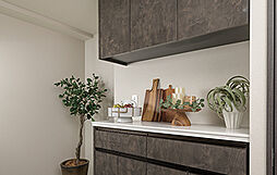 [キッチン食器棚] 家事効率に配慮して、食器類や調理器具などをスッキリとしまえる食器棚を標準設置。※参考写真