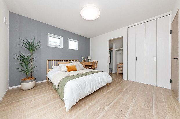 【施工例/主寝室】
WICにたくさんの衣類が収まり、アクセントクロスを効果的に使用することで寛ぎのリラックス空間に。ご家族との賑やかな団らんも、プライベートな時間も充実の新生活をお過ごしいただけます