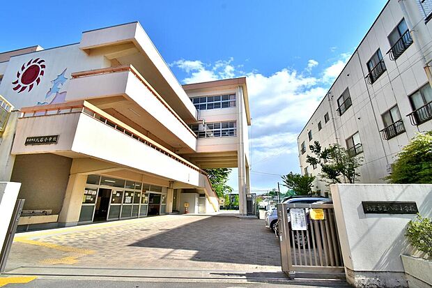 【新市立八石小学校まで630m 徒歩8分】公式HPでは給食の献立や行事の様子が写真付きで紹介されており、校内の雰囲気が感じられます。