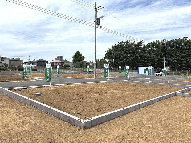 【【現地全景】】大きく広がる青空の下で、美しく統一感ある街並みが魅力のニュータウン。入居時期が近く、新しいコミュニティーを築きやすい点もポイントです。/2026年5月撮影