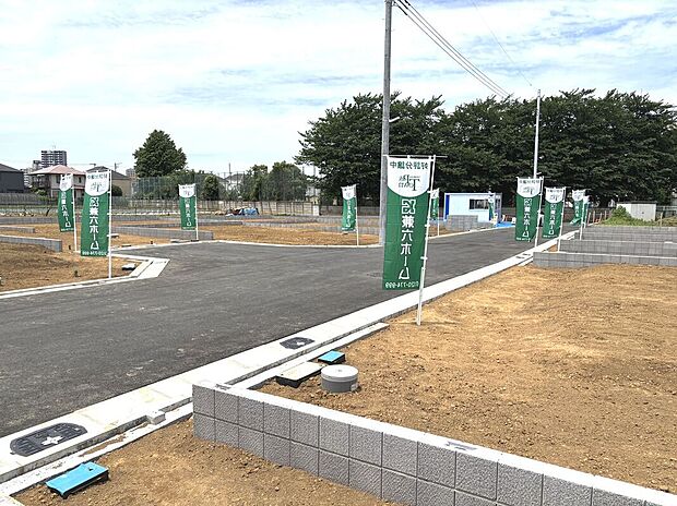 【【現地全景】】大きく広がる青空の下で、美しく統一感ある街並みが魅力のニュータウン。入居時期が近く、新しいコミュニティーを築きやすい点もポイントです。/2026年5月撮影