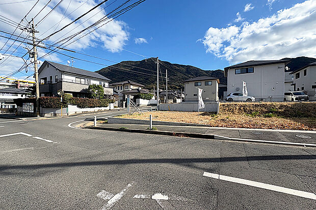 【5号地 外観】セキュレア門司柳原町IIは少し北下がりの分譲地ですが、接している道路との高低差が少なく、小さなお子様