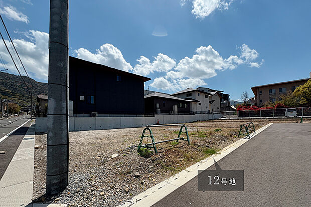 【12号地 外観】セキュレア門司柳原町IIは少し北下がりの分譲地ですが、接している道路との高低差が少なく、小さなお子様